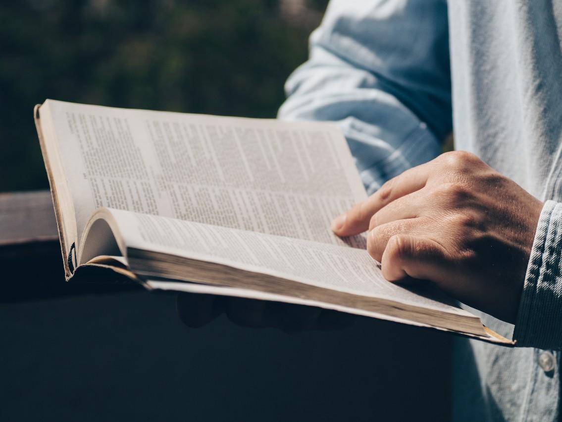 reading-bible-2022-05-12-23-08-43-utc